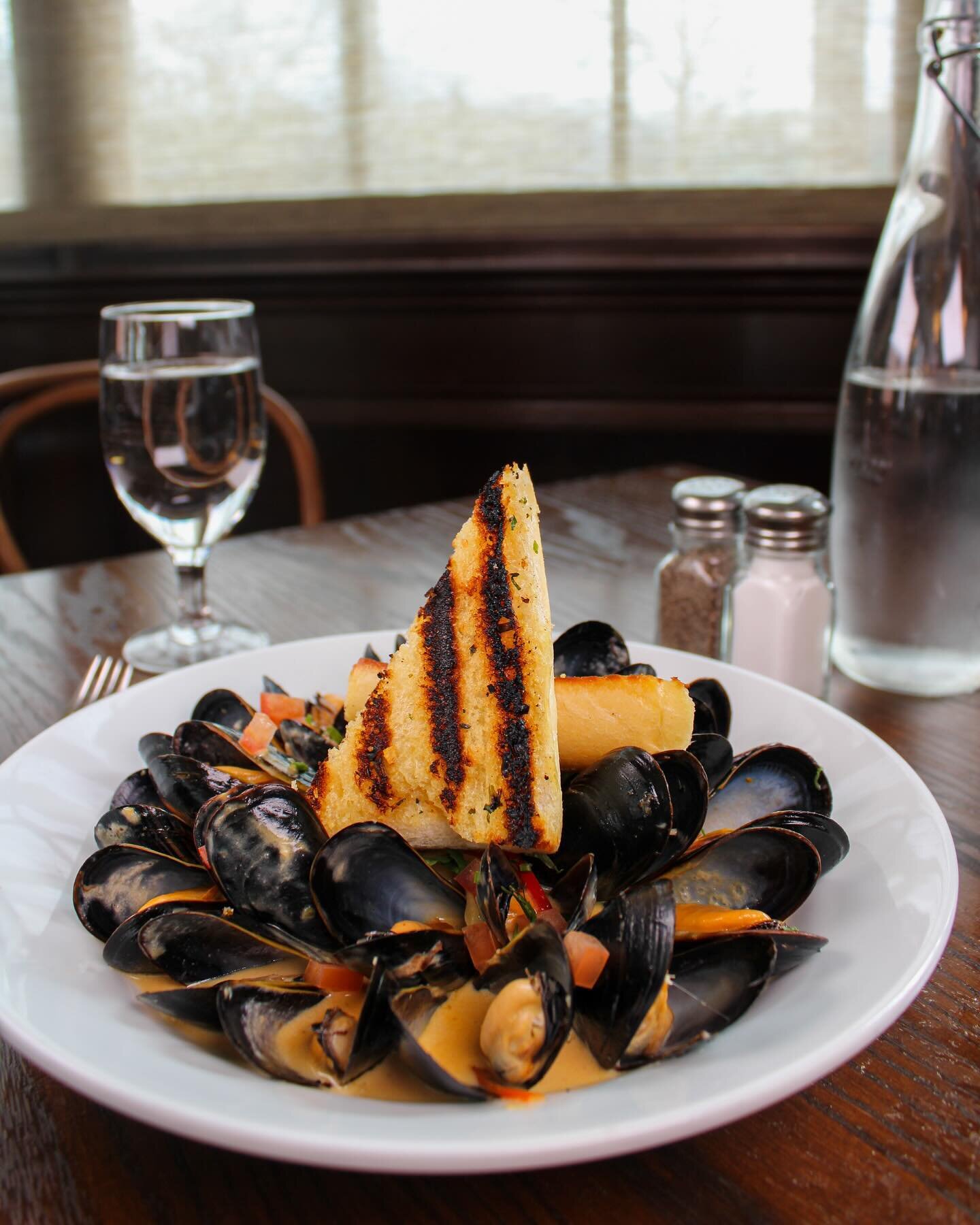 Mussels have never looked so good. 

1020 Post Road Darien, CT 06820
203 655 1020

#connecticuteats #203local #connecticutfoodie #cteats #foodie