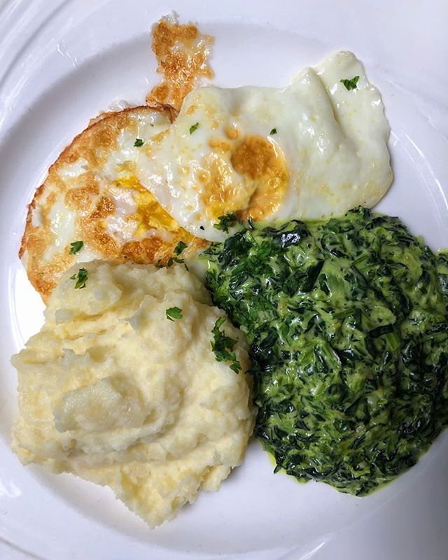 Need some energy in the morning? Try the energizer! Eggs your way, mashed potatoes and creamed spinach. A perfect way to start the day.
#germanbreakfast 
#gutenappetit 
#brunch