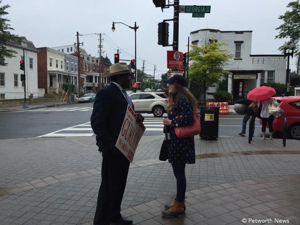 Calvin Gurley talking to a Ward 4 resident