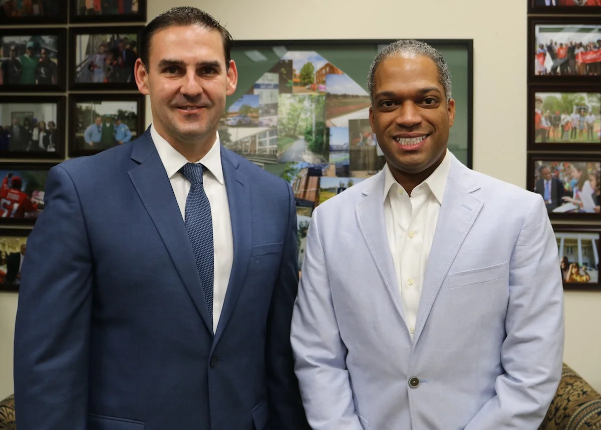 El Concejal Todd se reúne con Ernesto Muyshondt, Alcalde de San Salvador, El Salvador el 19 de julio de 2018, para compartir su apoyo a los muchos habitantes del distrito 4 que originalmente provienen del El Salvador. Foto cortesía de la oficina del Concejal Todd.