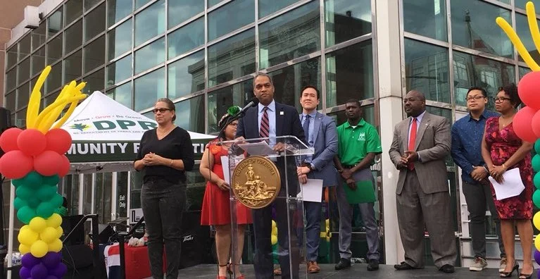El Concejal Todd apoya a la comunidad de inmigrantes de DC en la Celebración del Mes de la Herencia del Inmigrantes del 5 de junio de 2018 frente al Centro Reeves. Foto cortesía de la oficina del Concejal Todd.
