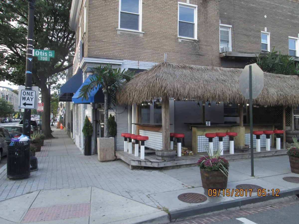 Outdoor seating along Otis creates new space for people to sit and enjoy the food. (photo: Bill White)