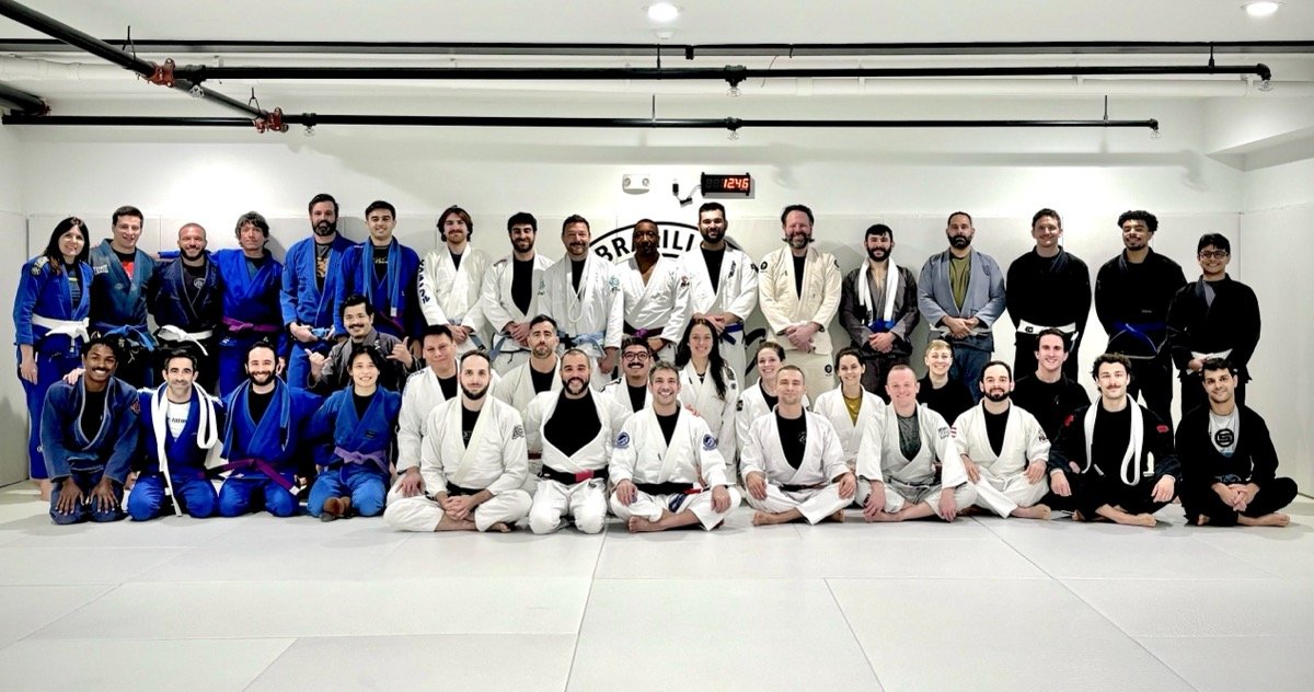 A class of jiu jitsu students