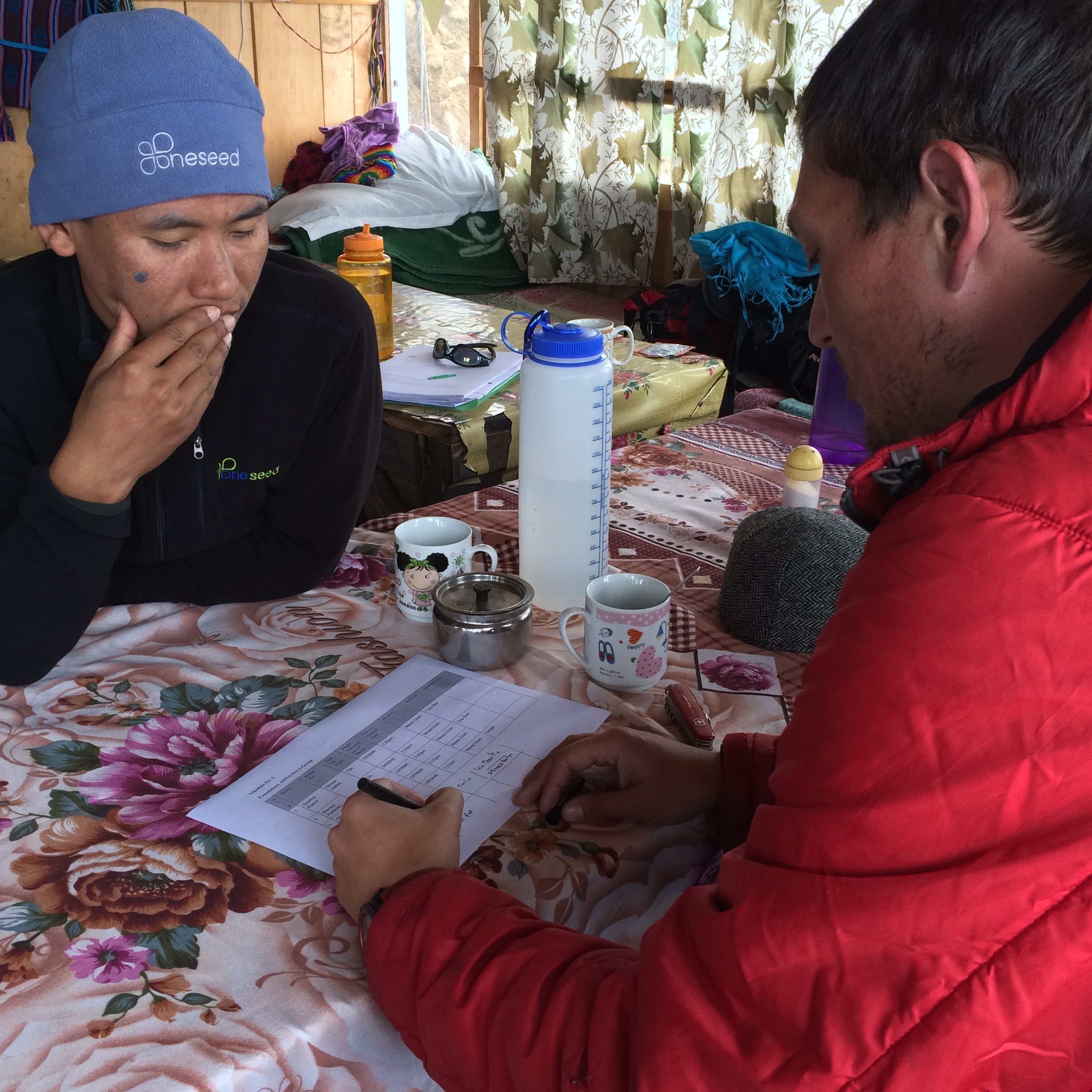OneSeed Nepal's Tek Bahadur Dong shares some tips with OneSeed Chile's Sergio Nuñez.