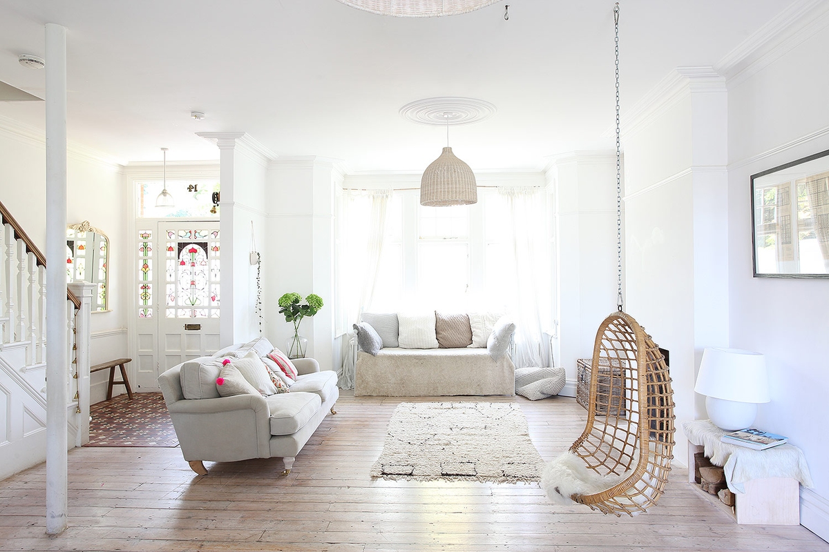 ceiling-medallion-all-white-living-room