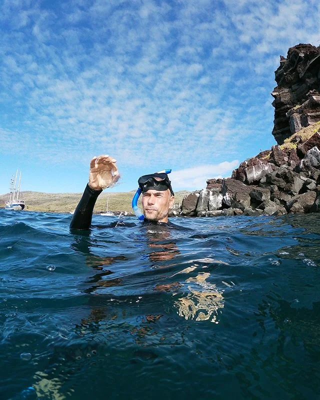 👋🏽 Hi! @danniwashington back again...it's day 2/3 of my takeover and one of the most impactful moments of the Galapagos Expedition was when @marcus.eriksen found a clear piece of fish bitten plastic while we were snorkeling. Stark evidence that mar