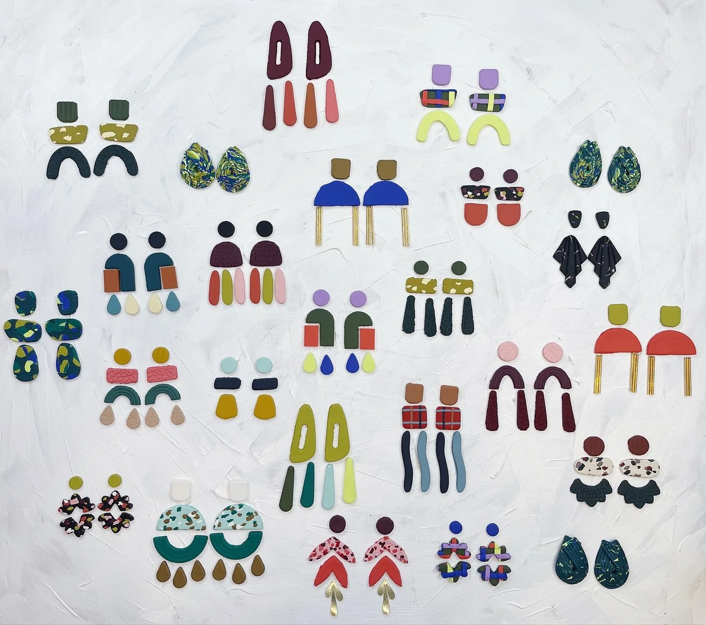 I’m not going to lie. Earring inspiration hasn’t struck me that often this year. I’ve talked about how I need colors to inspire me first, and I just hadn’t found much lately that moved me.
But after several different times pe