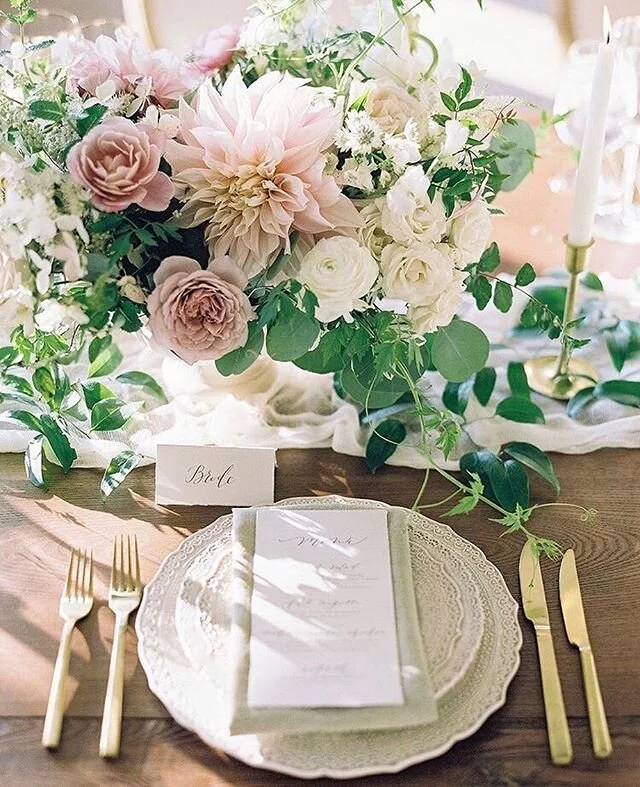 Florals for Friday 🌸 
Photo by @vickigrafton 
Florals by @floralandbloom
Planning and design @adrianamevents
Rentals @whitegloverentals

#weddinginvites #wedding #calligrapher #weddingcalligrapher #fineartwedding #engaged #risingtidesociety #pointedpen #pointedpencalligraphy #wedding #weddinginvitation #fineart #bride #moderncalligraphy #flourishforum #pursuepretty #weddinginspo #wip #luxurywedding #weddingtable #tablescape #menu #weddingmenu #calligraphymenu