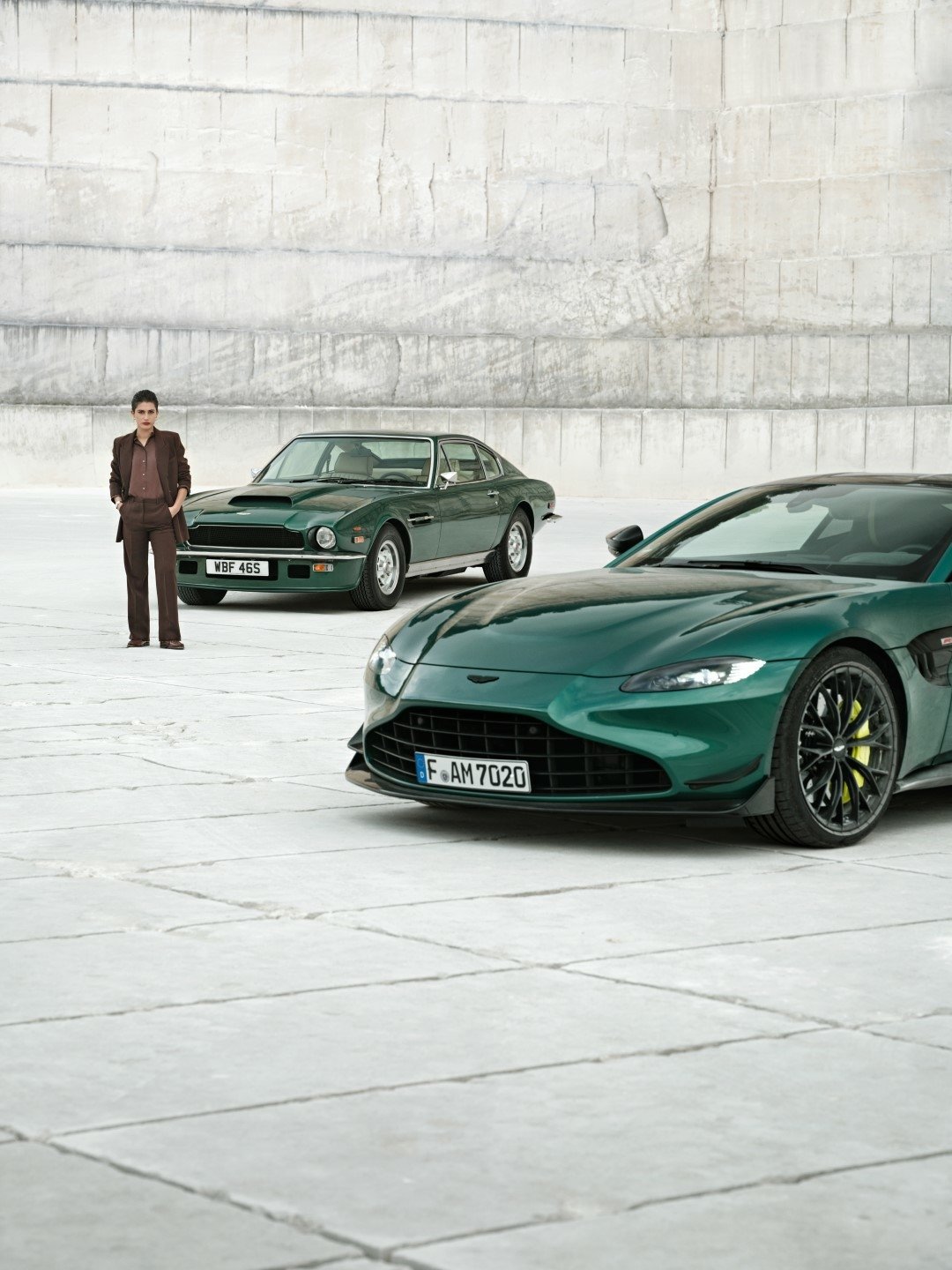 Introducing the Girard-Perregaux Laureato Green Ceramic Aston Martin Edition (5) (Large).jpg