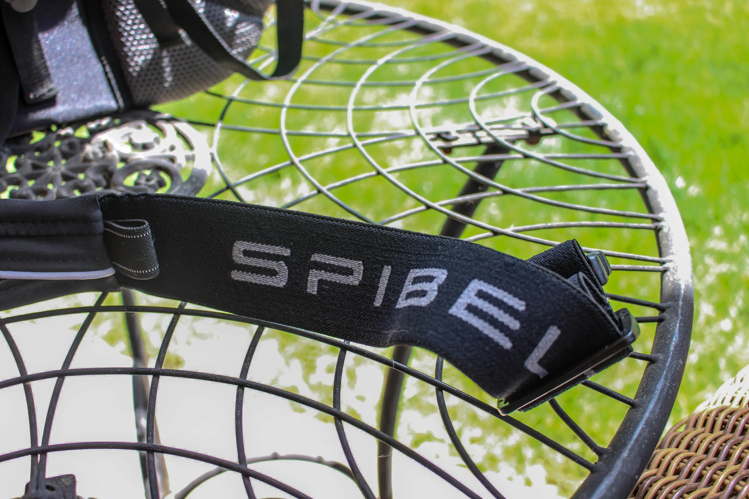 The band on the Venture is very thick and super comfortable. The thickness of the belt really helps with the fit as it does not dig into your sides at all while running and makes sure to keep everything in place. At the two ends of the stretch belt …