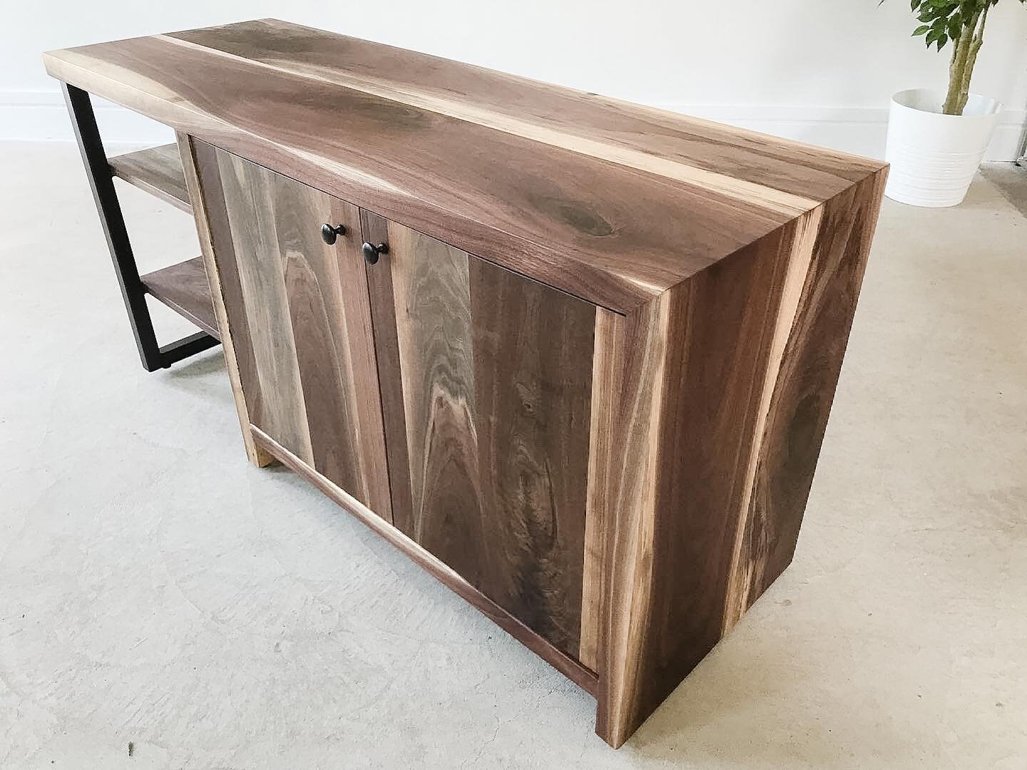 This walnut sideboard features a waterfall edge, open shelving, and enclosed doors. The wood grains flowing over the side of the piece has got to be our favourite part! Are you a fan of the waterfall edge?

#custommade #customfurniture #customfurnitu