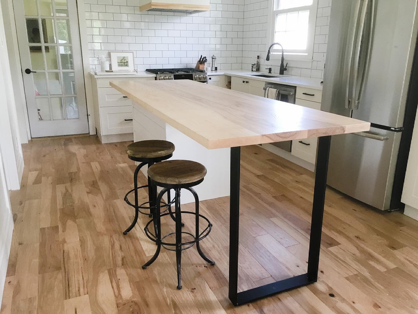 This custom ash island is one of our favourites. We love the sleek ash top with the steel base, and how it looks in this beautiful kitchen!

#customfurniture #customfurnituredesign #interiordesign #customkitchen #kitchendesign #customkitchenisland #k