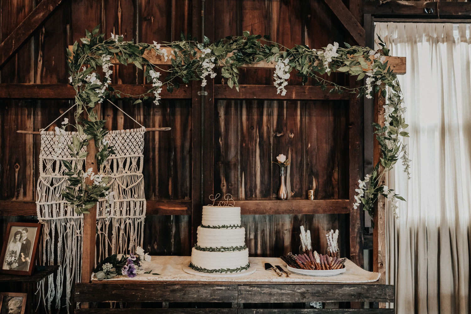 KyleWillisPhoto-kyle-willis-photography-rodes-barn-wedding-swedesboro-new-jersey-philadelphia-lillian-west-faux-bouquets-rustic-south-new-york-city