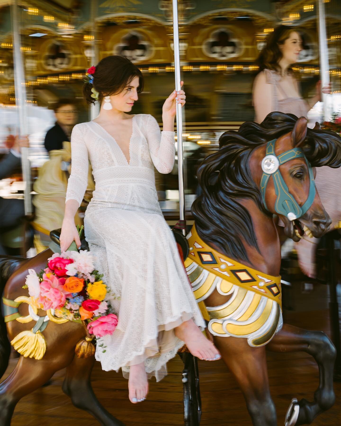 Yeah my entire top row is filled with Nora and Ethan but I&rsquo;m happy about it. Swipe to see the entire bridal party on the carousel!
#kylewillisphoto #brooklynbridge #brooklyncarousel #nycwedding #nycweddingphotographer