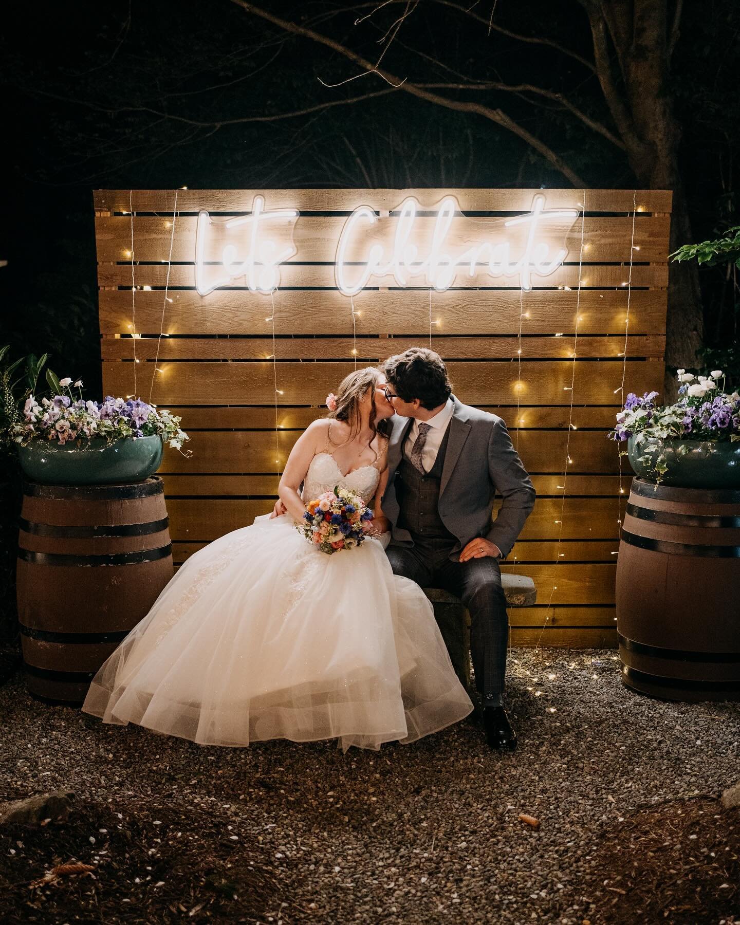 It was a bit chilly for this one, but I LOVED this sign outside of @grainhouserestaurant during Alex and Juliana&rsquo;s wedding.
#njweddingphotographer #grainhouse #grainhouserestaurant #grainhouseweddings #njwedding #baskingridge