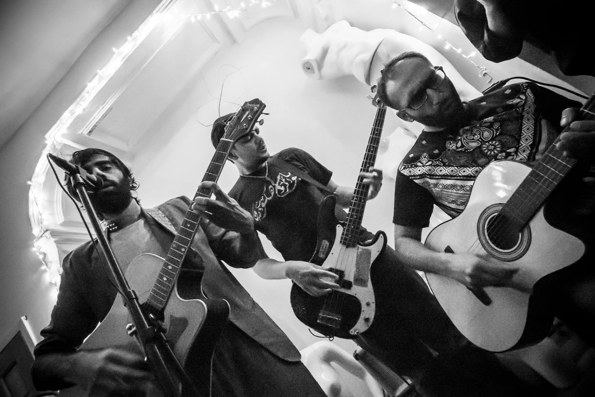 THE KOMINAS GO UNPLUGGED AT A HOUSE PARTY