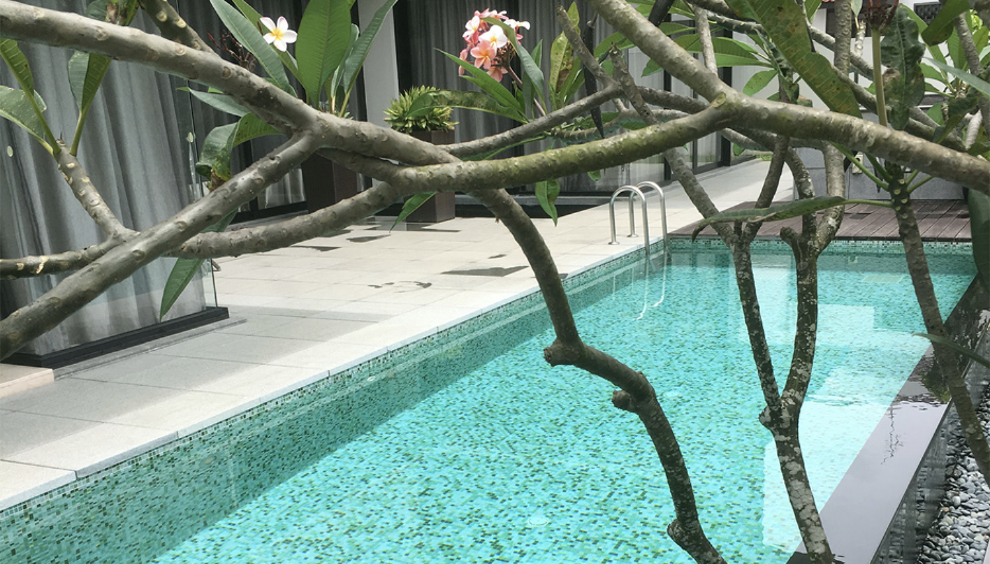 Mediterranean is a 20x20mm aventurine glass mosaic series. Standard blends can be turned into Luxe blends with the addition of 24-c gold or platinum. Mediterranean is well suited for laying in patterns and gradient blends. Image shows pool in Corsica blend.