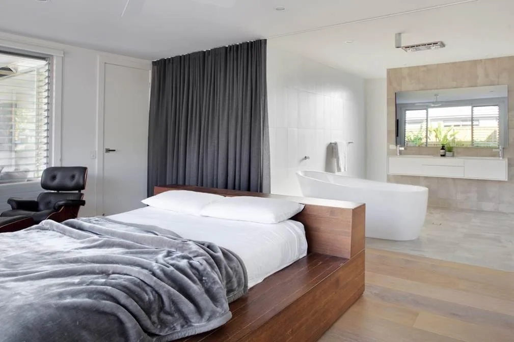 Master Bed - ensuite.jpg