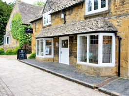 Richard Hagen Gallery Stable Lodge 55/57 High St Broadway WR12 7DP Tel: 01386 853624/858561