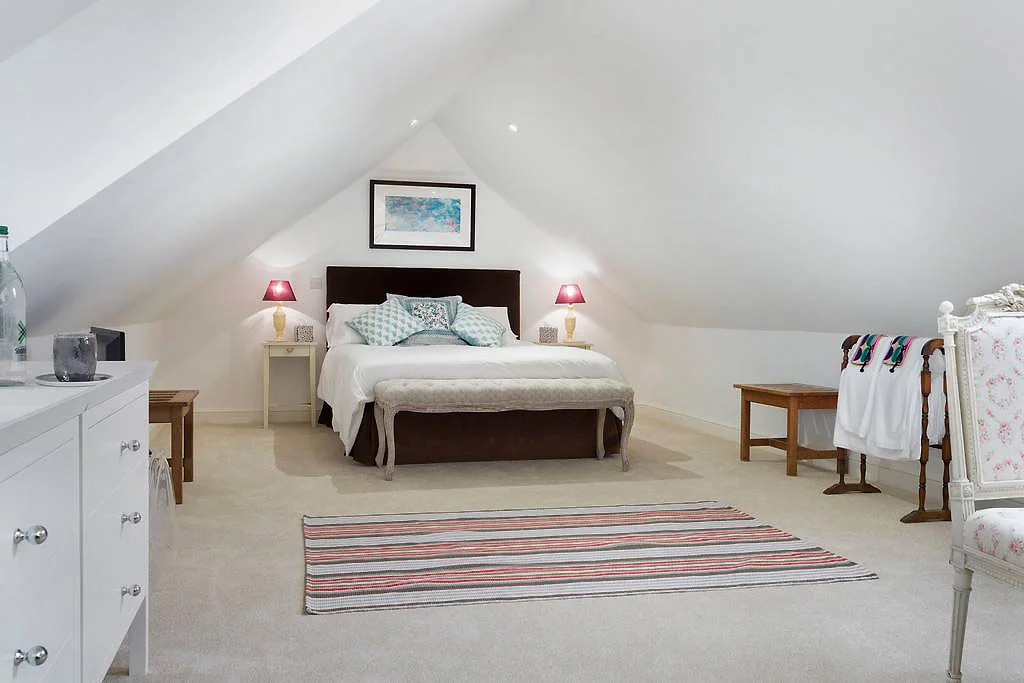 the-cotswold-way-studio-king-size-bedroom.jpg
