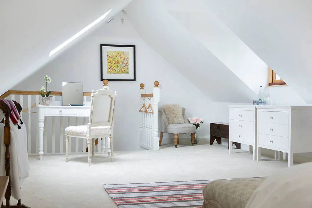 the-cotswold-way-studio-king-size-bedroom2.jpg