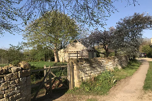 the-cotswold-way-studio-drive-way-broadway-worcestershire-uk.jpg