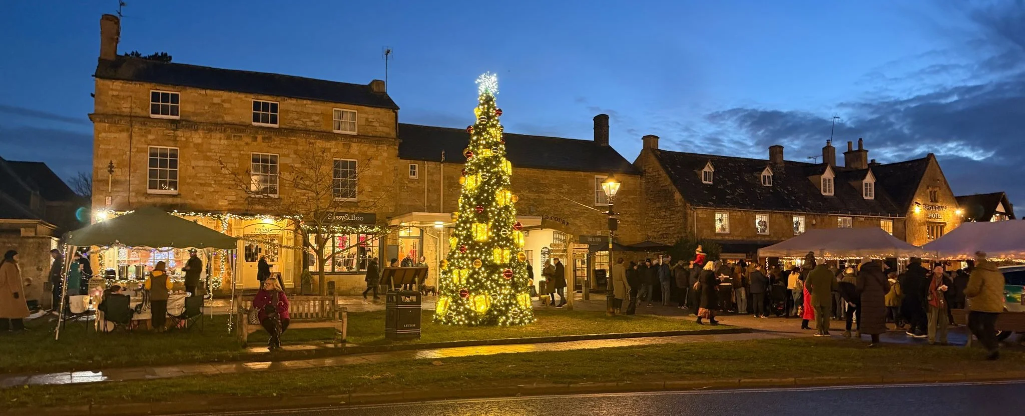 late-night-christmas-shopping-broadway-cotswolds-england.jpg
