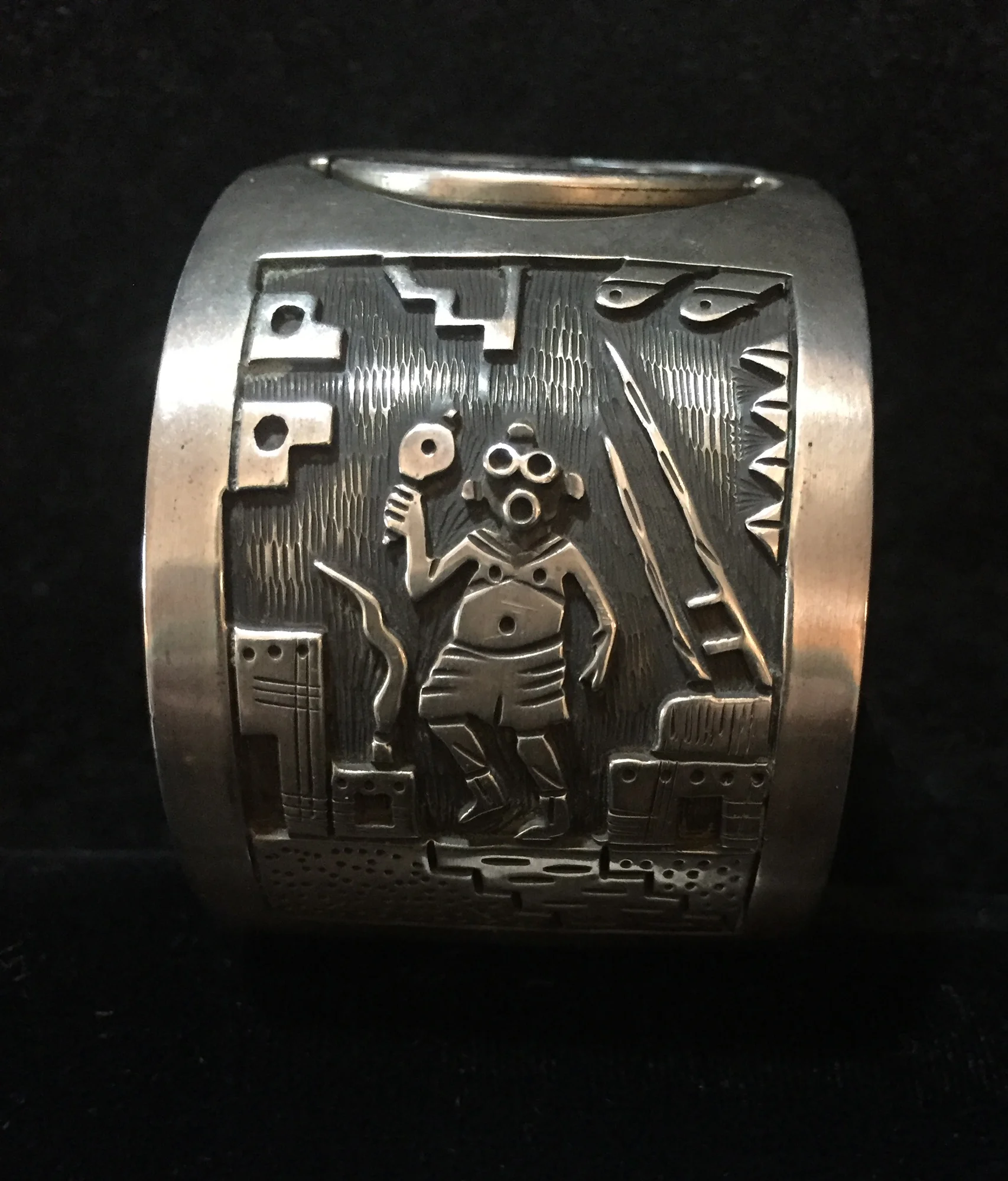J595L-Hopi-cuff-bracelet-with-spinner-400.jpg