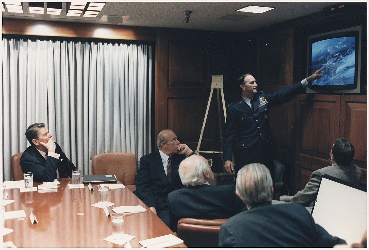 1280px-Photograph_of_President_Reagan_in_a_briefing_with_National_Security_Council_Staff_on_the_Libya_Bombing_-_NARA_-_198573.jpeg