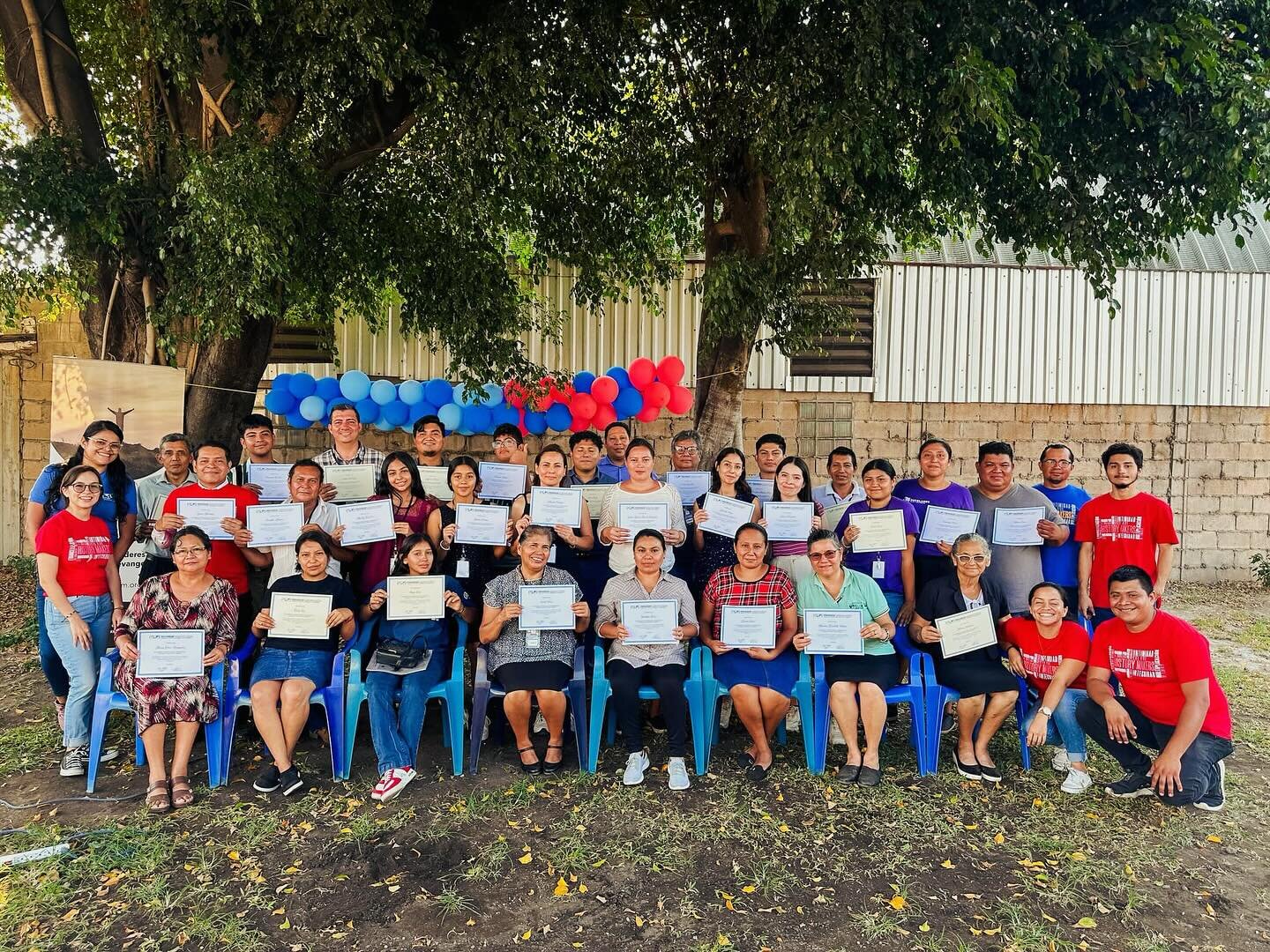 Gloria a Dios 🙌! Celebrating 🥳 with ILI El Salvador 🇸🇻 and all the new graduates 🎓 from a recent History Makers training event. This team also made a huge impact at an influential leadership conference helping over 200 leaders experience intimac