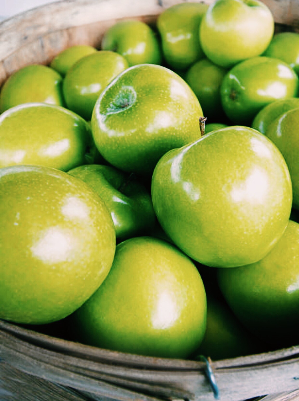 8 HEALTH BENEFITS OF EATING APPLES! 