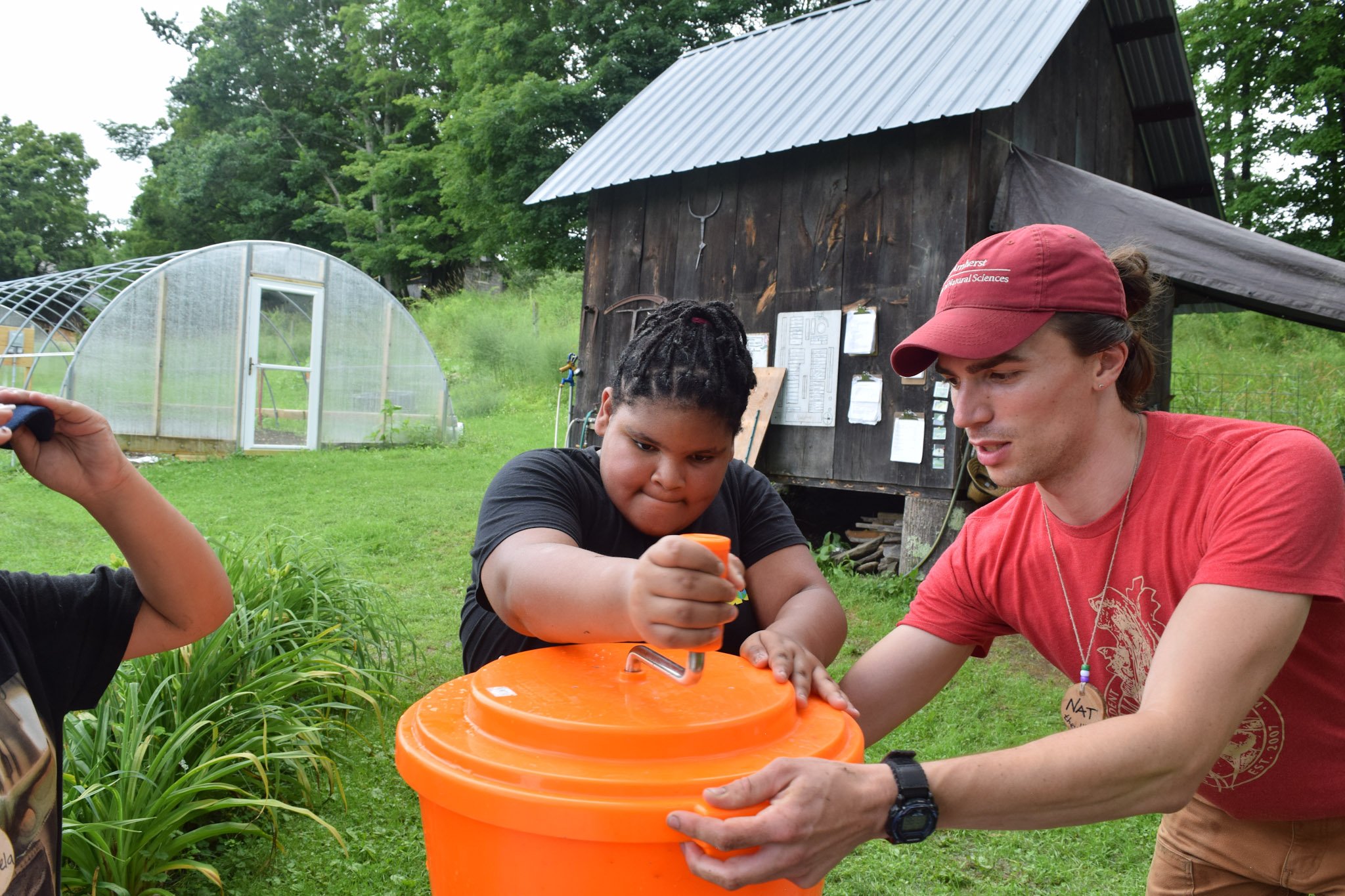 student-washing-lettuce - DSC_0500.jpg