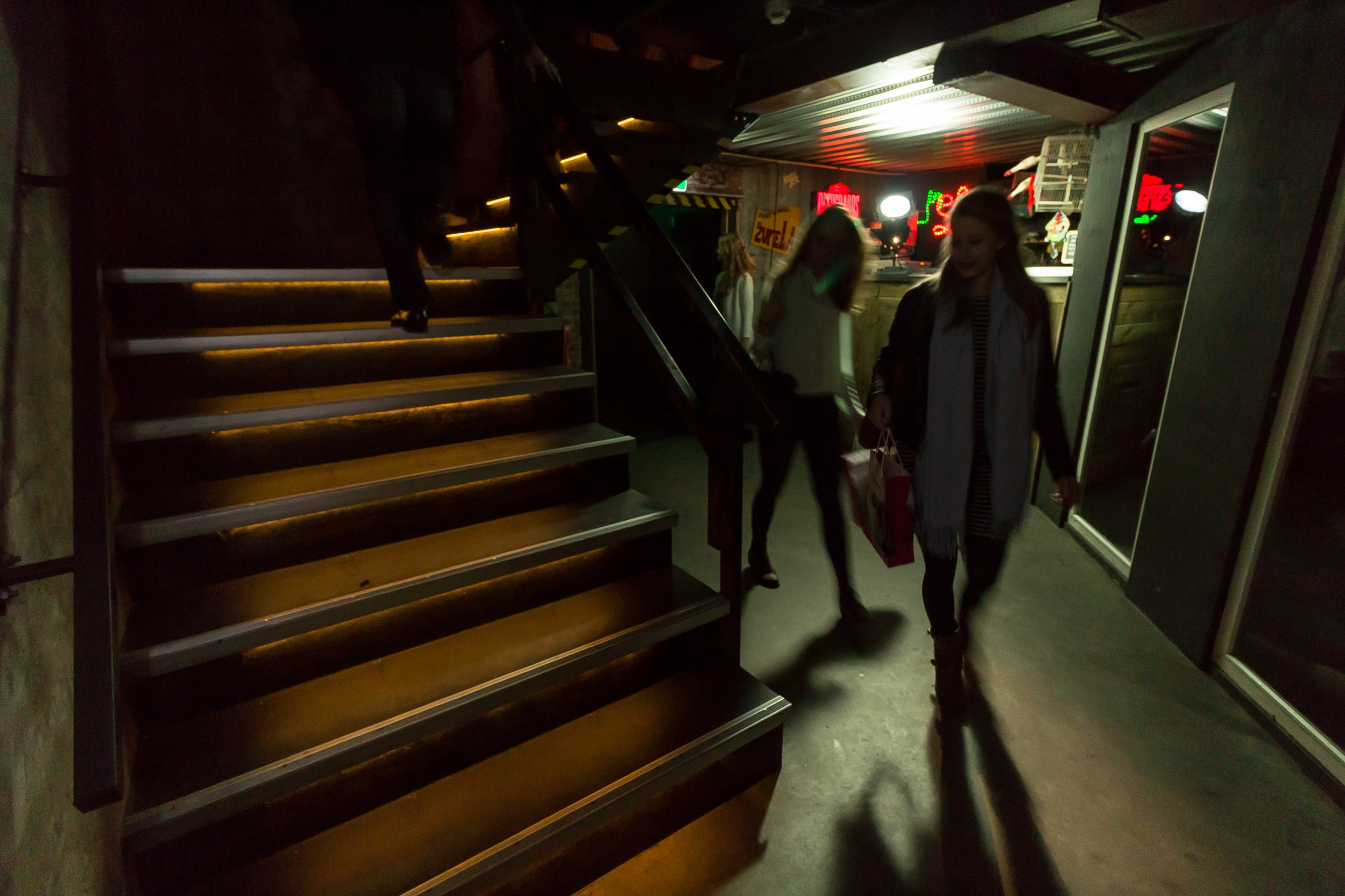 We gaan bijna van start met het dagprogramma. De deelnemers begeven zich door de catacomben van Radion naar de Grote Zaal.