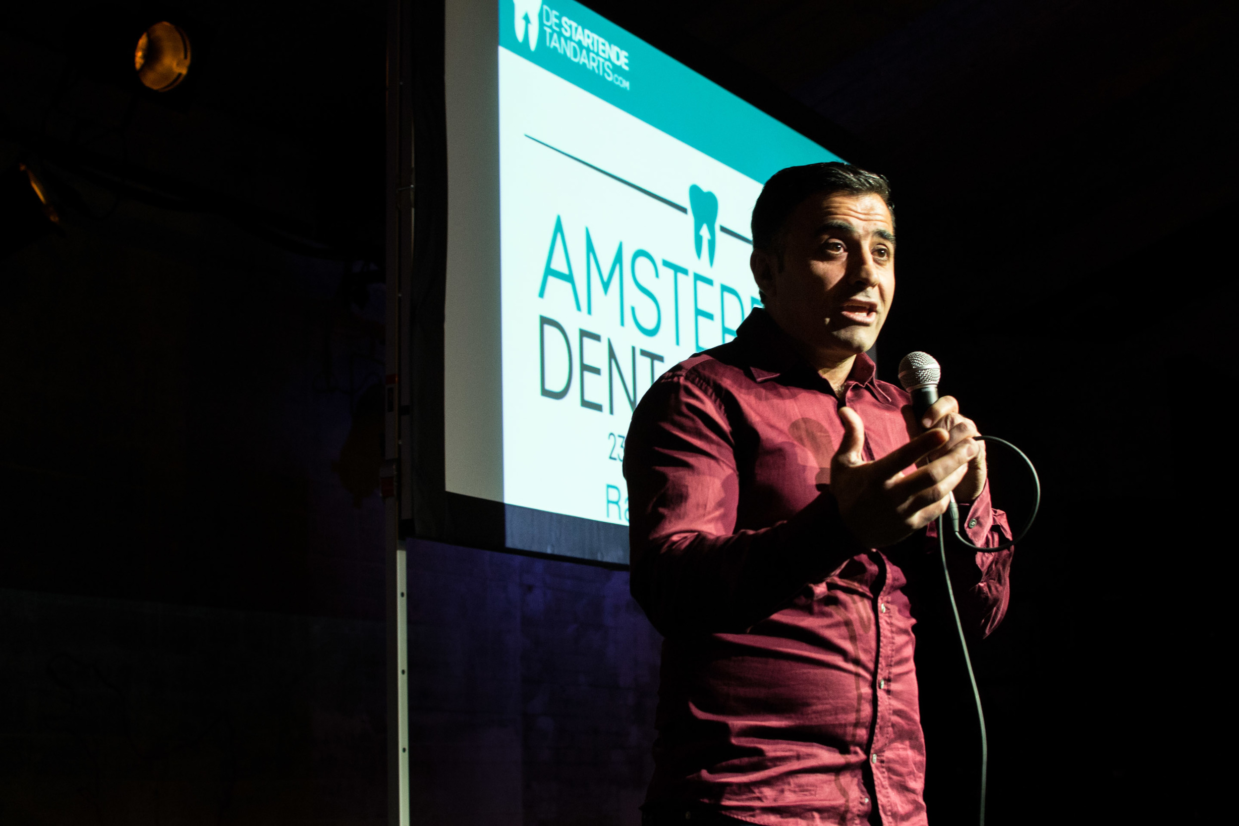 Vol energie trapt Sinan Cihangir af. Het grote applaus waar hij grappenderwijs om vraagt, zal hij uiteindelijk ook krijgen.