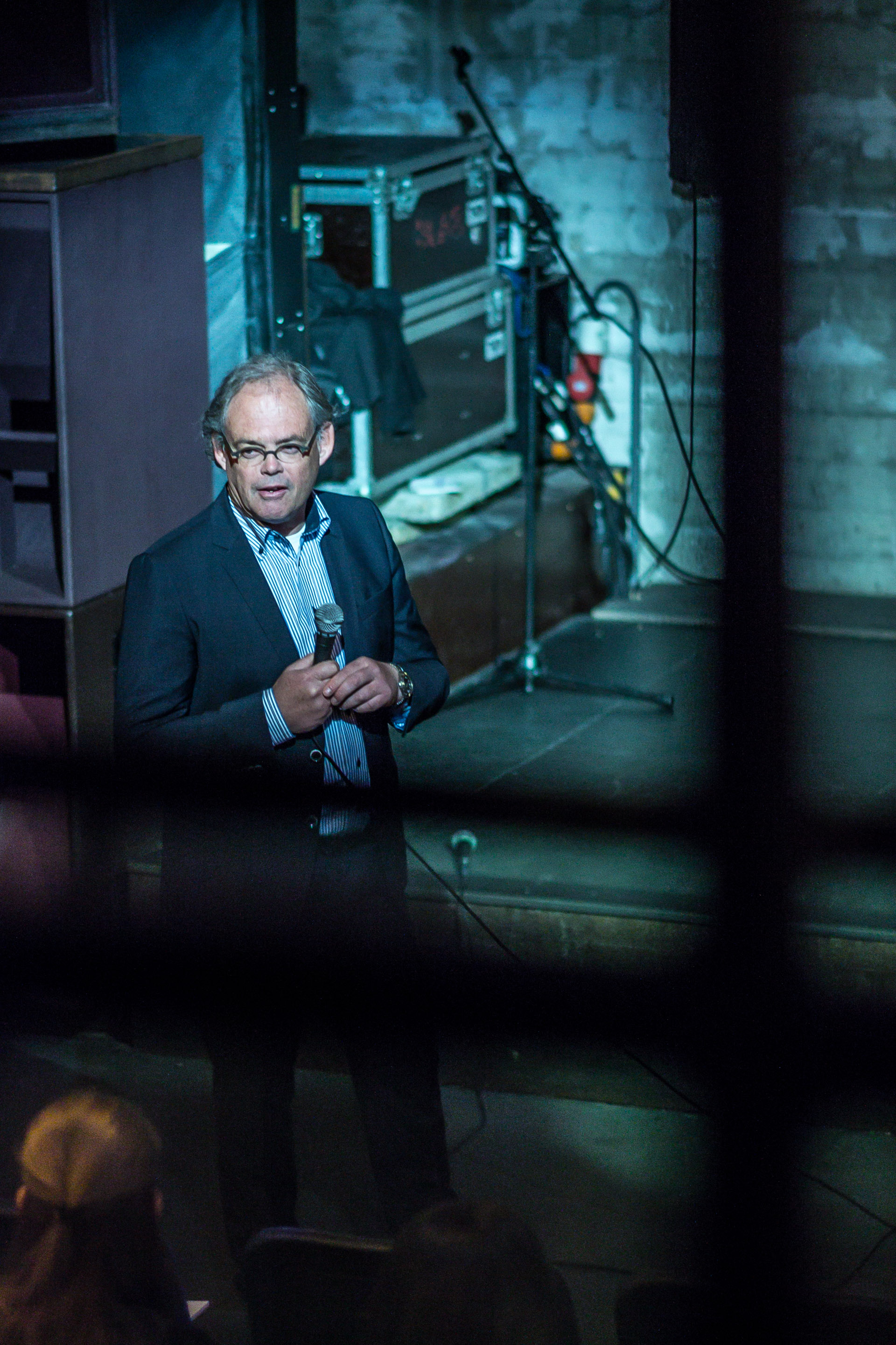 Regelmatig stelt Riechelmann de zaal vragen om het publiek goed bij de les te houden.