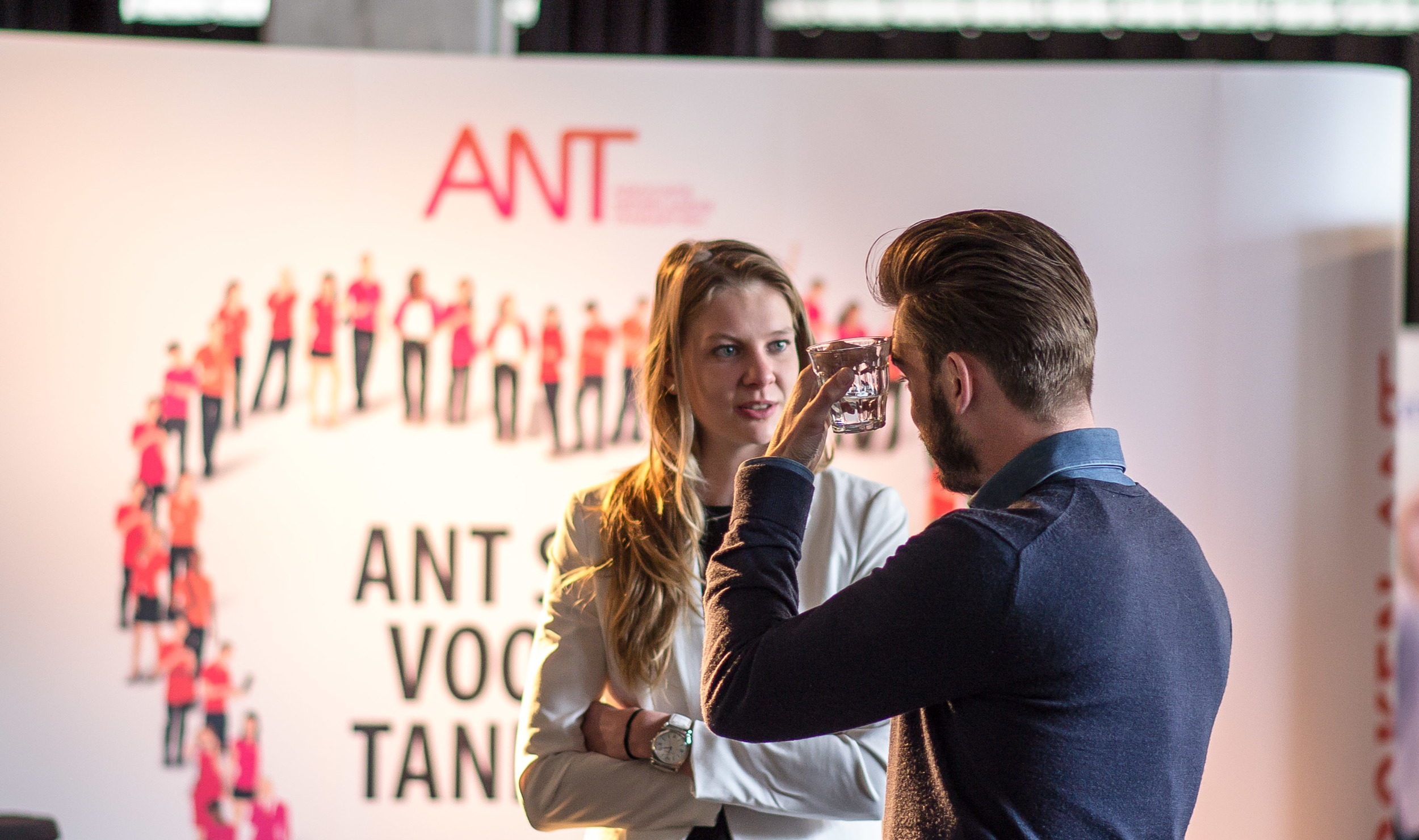 Voorafgaand aan de mini-workshops zijn Anne Vroege (VvAA) en Niels van der Schee (Matrix Dental) voor de stand van de ANT druk aan het brainstormen over hoe ze de deelnemers straks het beste over hun diensten kunnen voorlichten.