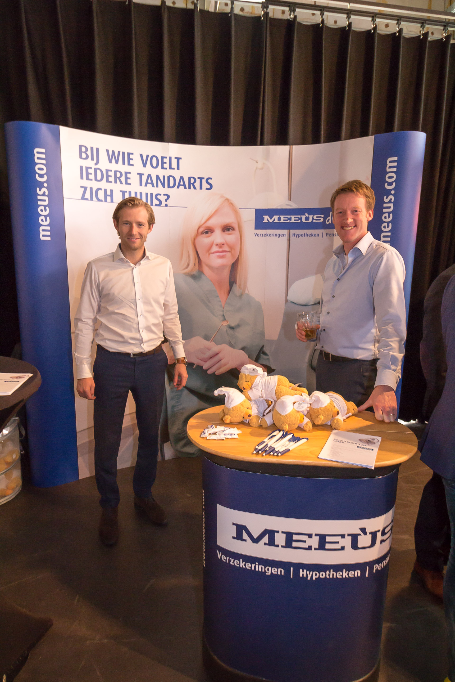 Ewout van Schaik en jan van Erk zijn er helemaal klaar voor om de deelnemers straks te ontvangen. En natuurlijk hebben DE HEREN VAN MEEÙS HUN WELBEKENDE BEERTJES bij zich.