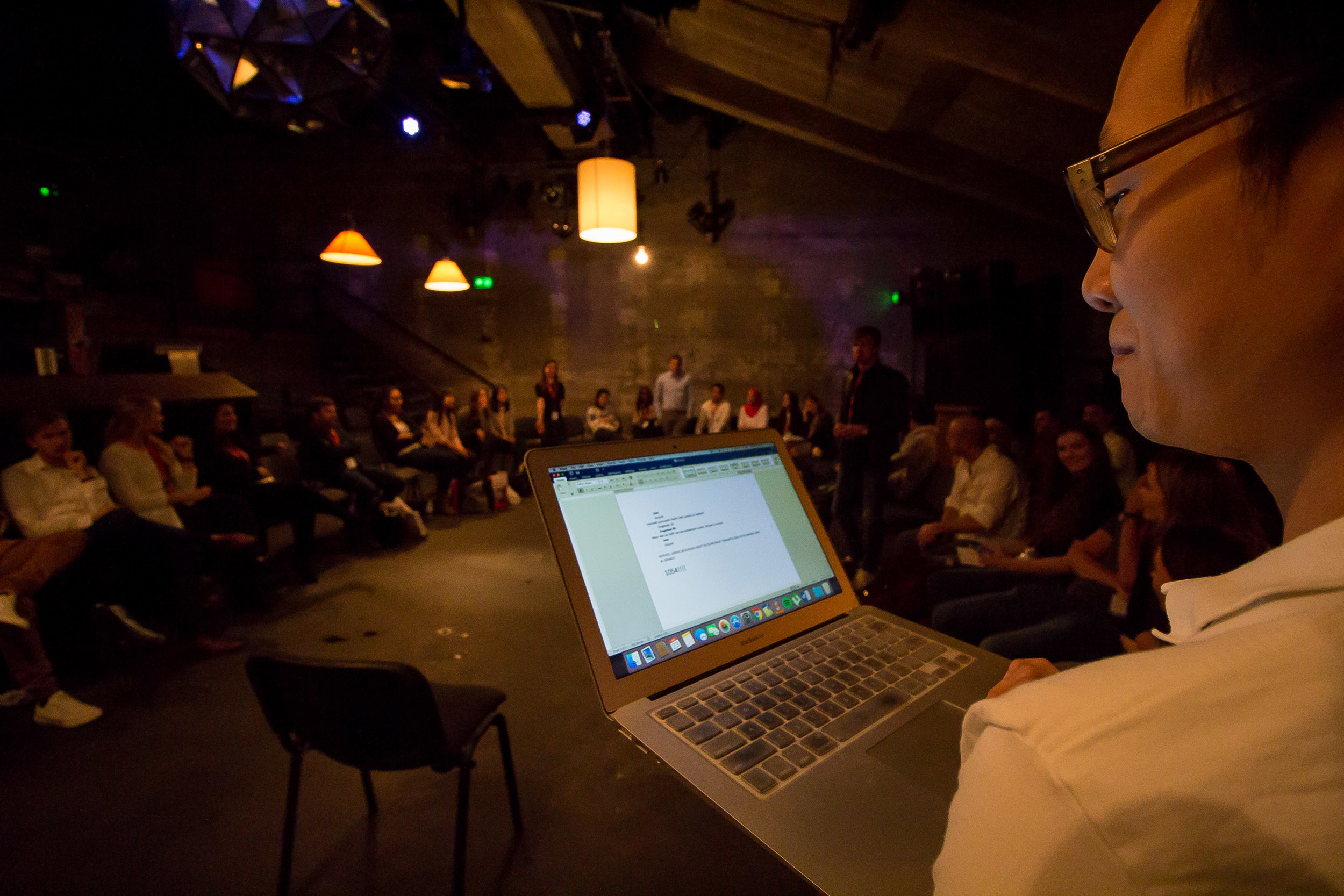 De presentaties worden afgesloten met het spel 'Petje op, petje af'. Wie eist de overwinning op en gaat aan de haal met een gloednieuwe iPad Mini?