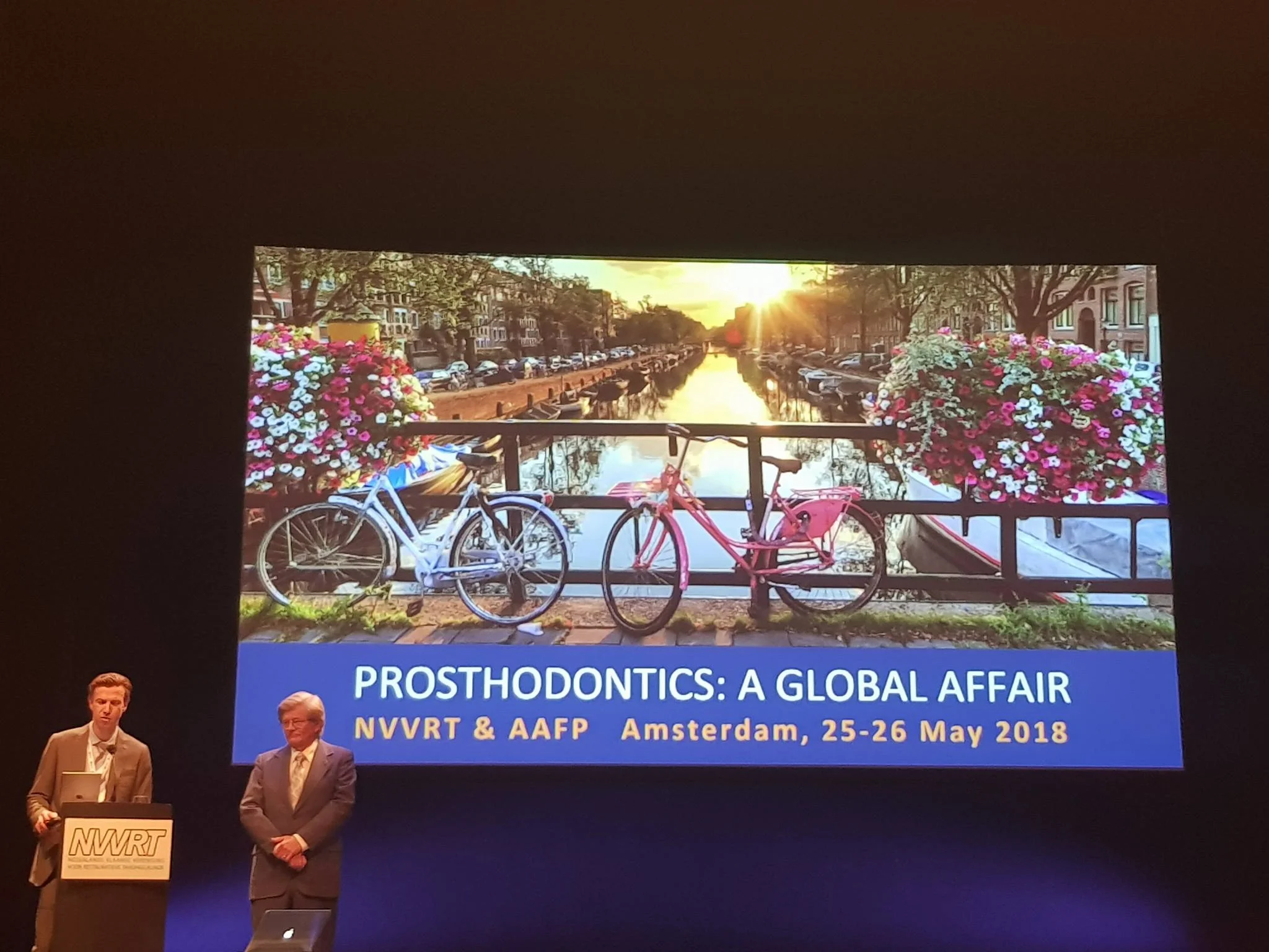 NVVRT-voorzitter Joris Peeters (links) en moderator prof. dr. Martin Land (USA) op het podium