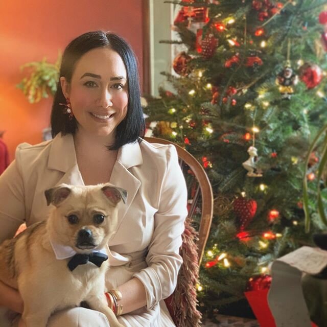 Annual #holidayseason photo with my #goodboy I can&rsquo;t believe it&rsquo;s been 1 year since we met!! Happy Holidays from our family to yours 💋🖤