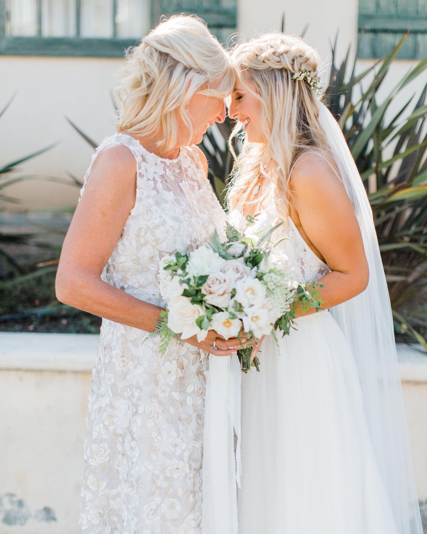 Happy Mother&rsquo;s Day🤍 I planned this wedding alongside Lindsay&rsquo;s mom and we had so much fun. So lucky when I have sweet moms to plan dream days with. @devondonnahoophoto