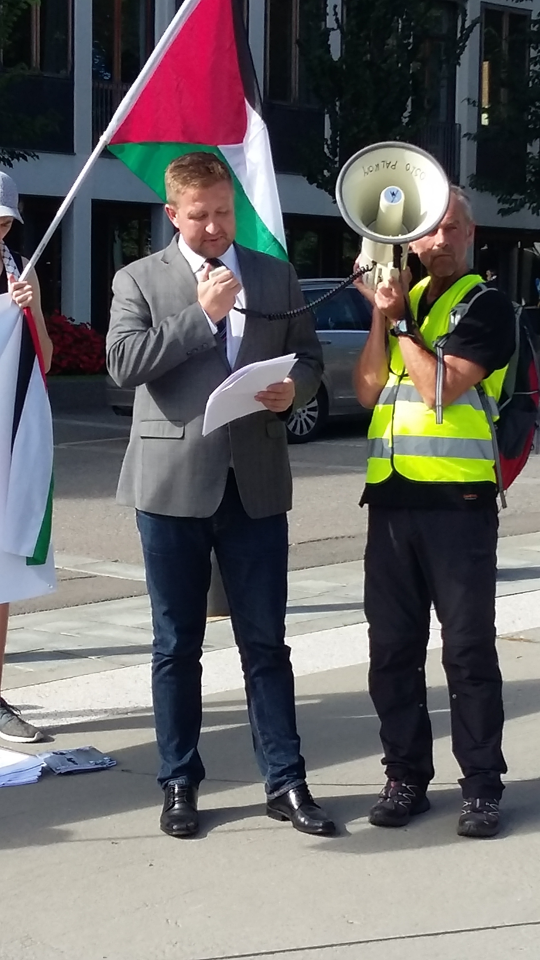 Truls Wickholm (AP) som også holdt appell, oppfordret Erna: "Kall hjem oljeminister Tord Lien!".