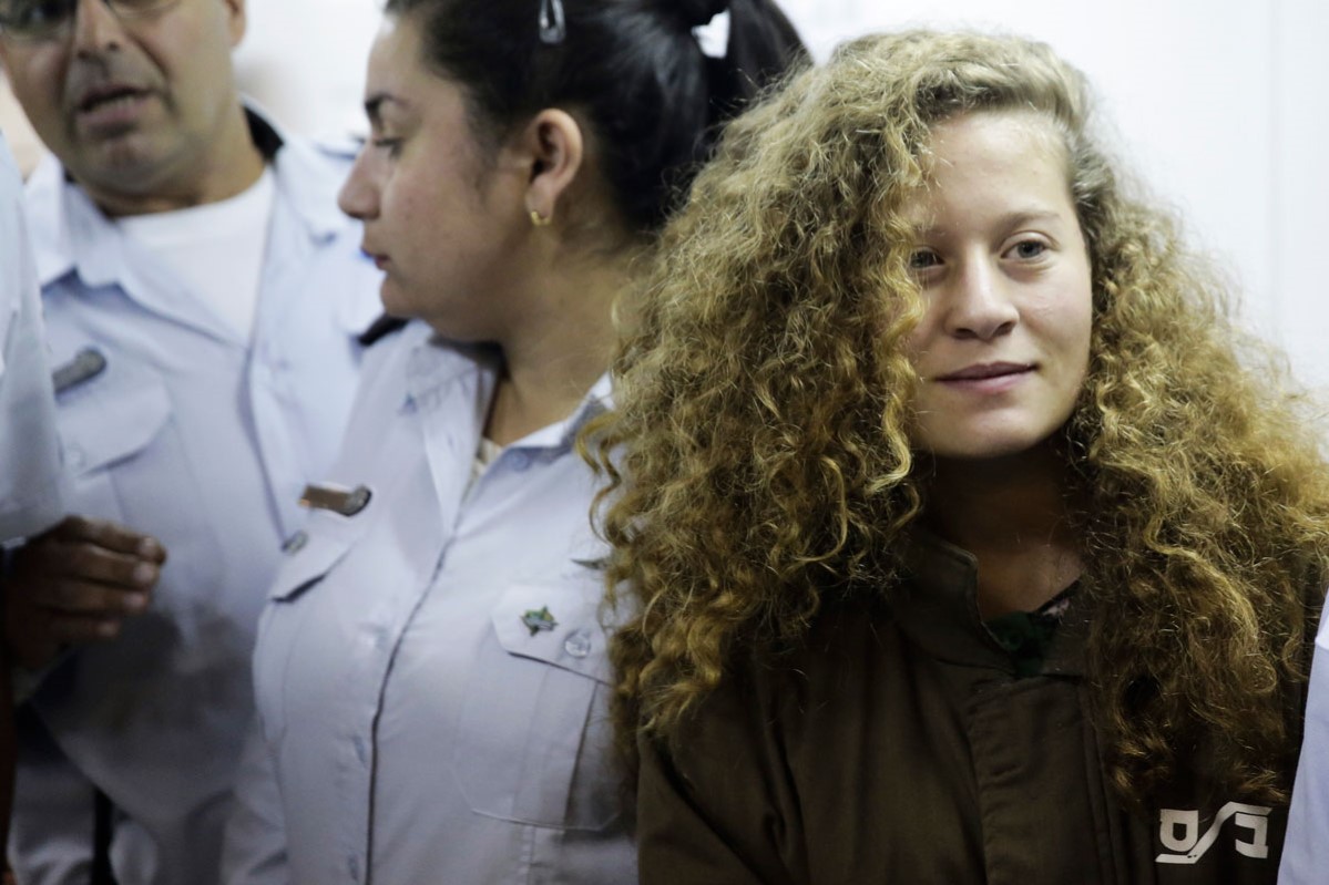 En israelsk militærdomstol har tatt ut en omfattende siktelse mot 16-åringen Ahed Tamimi, som er i ferd med å bli et ikon i palestinernes kamp mot okkupasjon.