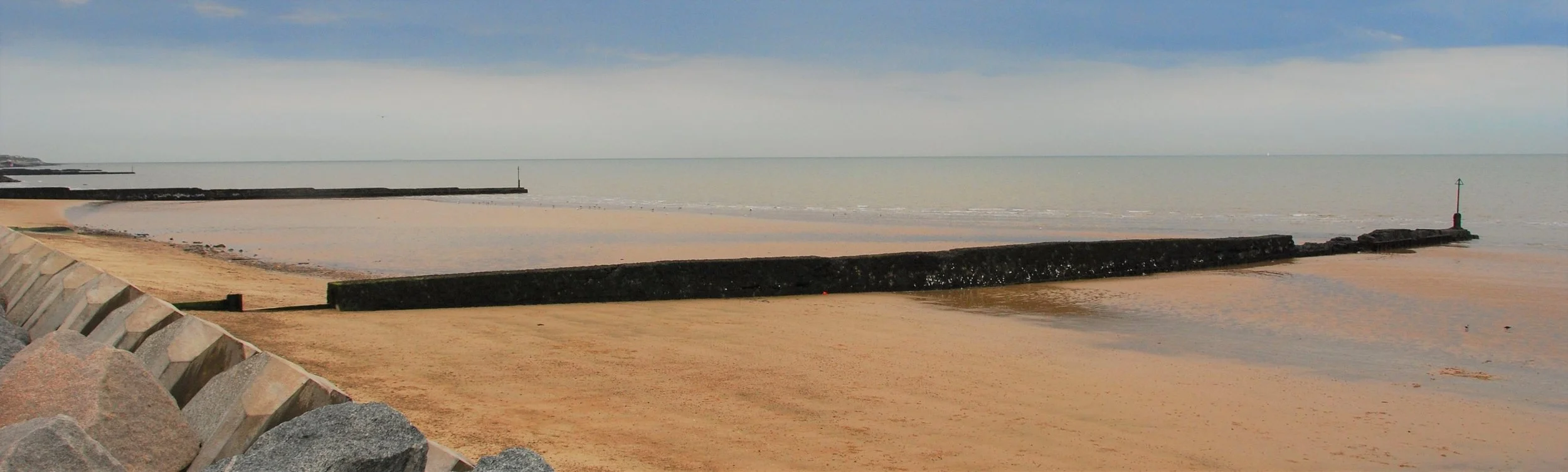 Clacton_Beach_03_(Piotr_Kuczynski).jpg