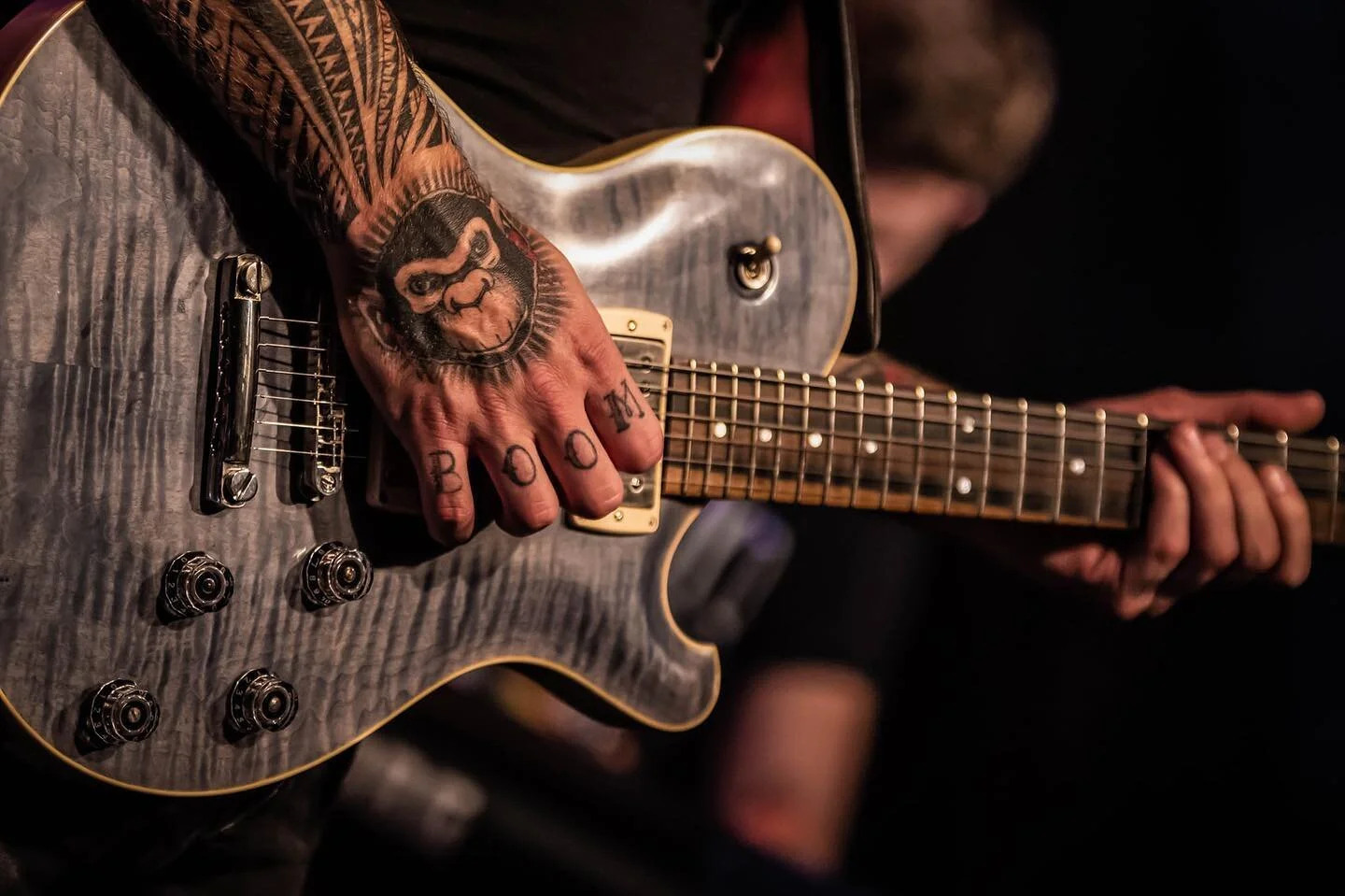 BOOM 💥 .
.
.
.
.
📸 @twofingermedia  #tattooworld #handtattoo #knuckletattoo #tattoolife #guitaristofinstagram #guitarist #guitarplayer #tattoolifestyle #monkeytattoo