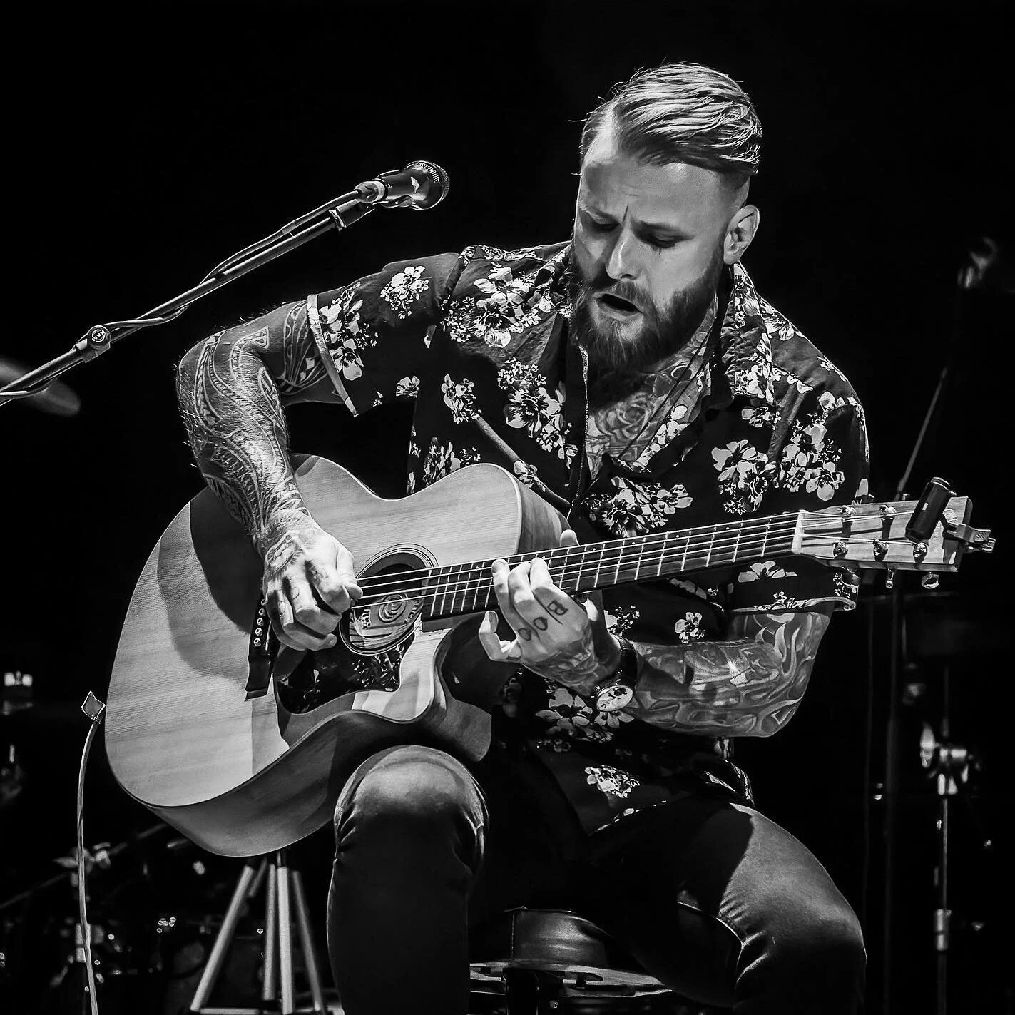 This time last year I was on tour, opening up for the amazing  @officialbethhart with an acoustic duo set. It’s always a great time touring with Beth and her crew, they’re all awesome people .
.
.
.
.
#acousticguitar #guitar #guitarist  #