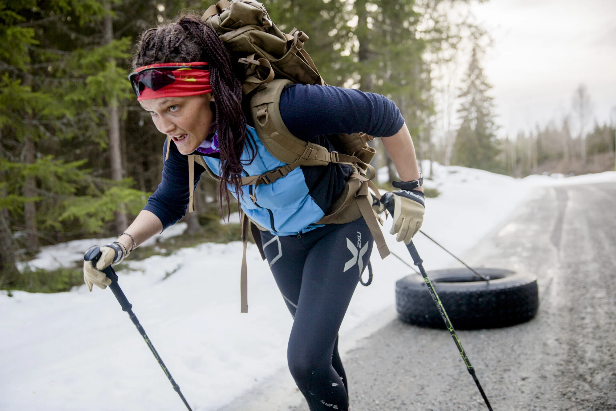 SEIG: Snøen har så vidt smeltet og dekket suges mot den seige gjørma. Trening er en viktig del av Vibekes hverdag. 