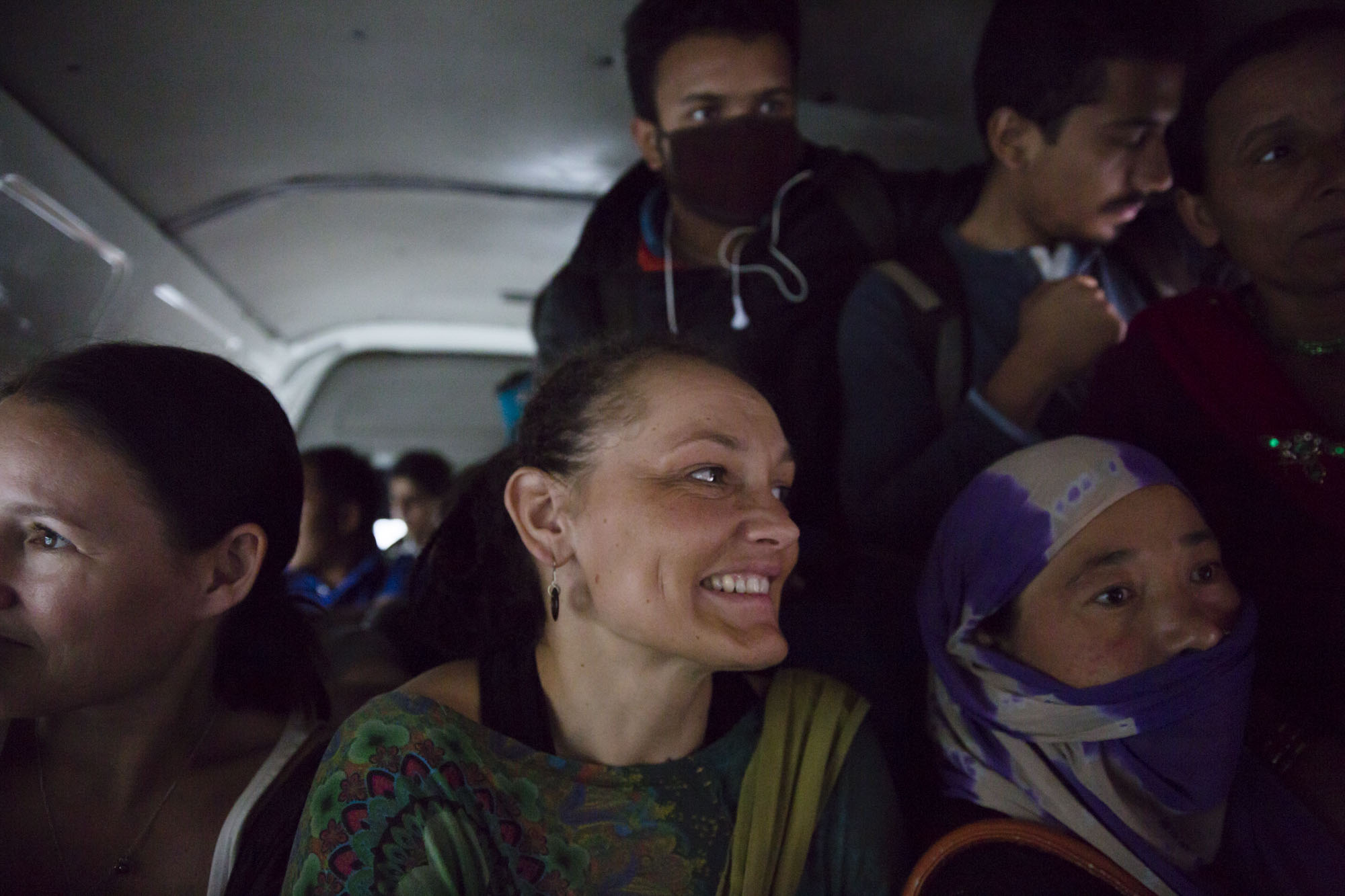 FULLT: På lokalbussene i Kathmandu er det ingenting som heter intimsone. Når du tror det er fullt er det enda plass til noen til. 
