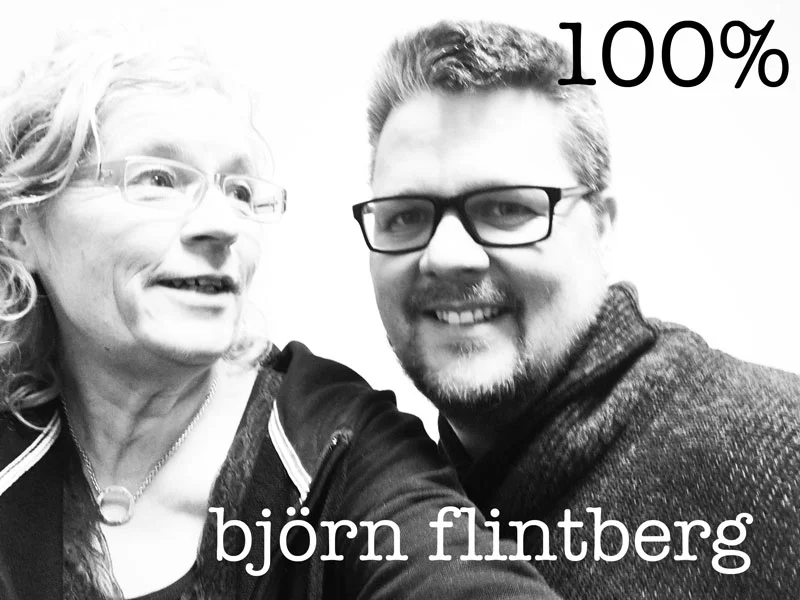 Tänk att ha hunnit med att gå i väggen vid 32, att ha gjort konkurs vid 42 och dessutom kraschat ett äktenskap. Tänk att samtidigt vara en idéspruta utan guds like, att ha bakom sig en ungdom präglat av live och fantasy, av att röra sig i påhittade världar och vara en historieberättare ute i naturen. Tänk att vara entreprenör som jobbar skiten ur sig i databranschen, som säger ja till alla möjliga roliga projekt, från att starta och bygga företag, till att skapa appar och sedan bara inse att hjulen ohjälpligt snurrar för fort. Tänk dig att bo i en fetvilla i Helsinborg och ha allt materiellt du kan önska dig och plötsligt upptäcka att ballongen har spruckit och livet känns märkligt tomt. Ungefär de här sakerna har Björn Flintberg varit med om. Han insåg före mitten av livet att det var tid att skala ner, att börja välja ett liv han kunde älska, istället för att göra livet, och bli älskad av andra. Han skalade bort de flesta av sina uppdrag, kallar sig i dag livsstilsentreprenör och sitter med ny hustru, ung son och en skrivarstuga där han är på väg att förverkliga sina författardrömmar. Jag blir nästan andtruten när jag skriver detta. Det är som att Björn Flintberg har hunnit med mer än många gör på 80 år. Och den man jag möter en dag i Göteborg när snön ännu låg kvar var, så vitt jag kan bedöma, en glad och lycklig man. Sprittande av energi lämnade jag vårt möte. Och jag hoppas att samtalet med 100% Björn Flintberg kommer att ge dig inspiration, energi och en och annan tankeställare. Efter konkursen skrev Björn Flintberg sin första bok om just att göra konkurs. Hans nästa bok kom att handla om offentlig upphandling och är en hjälp till tjänstemän inom offentlig förvaltning som vill bli bättre upphandlare. Vill du hänga med författaren i Björn Flintberg, möt honom på Facebook.