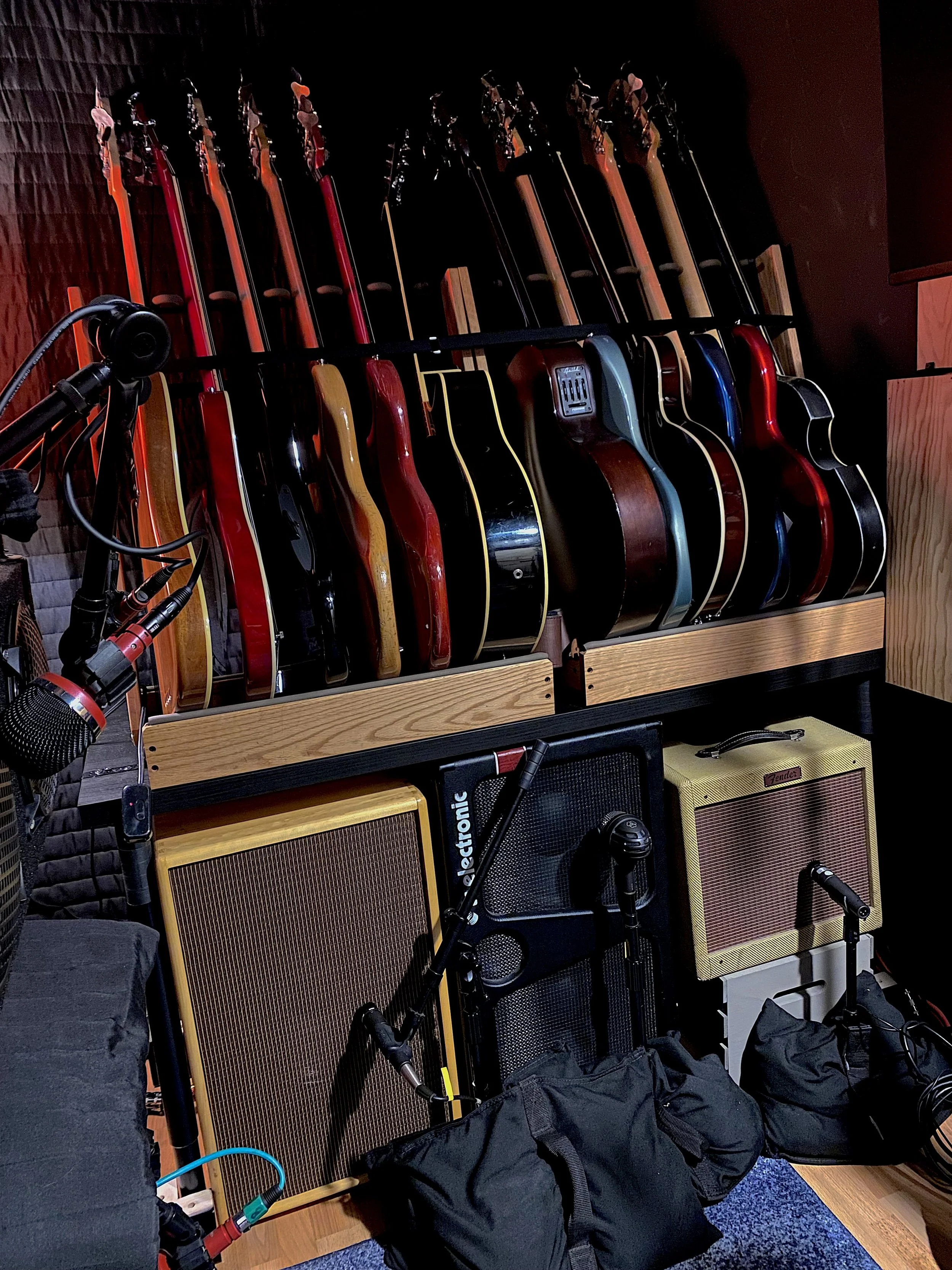  Cabs &amp; Bass Room 